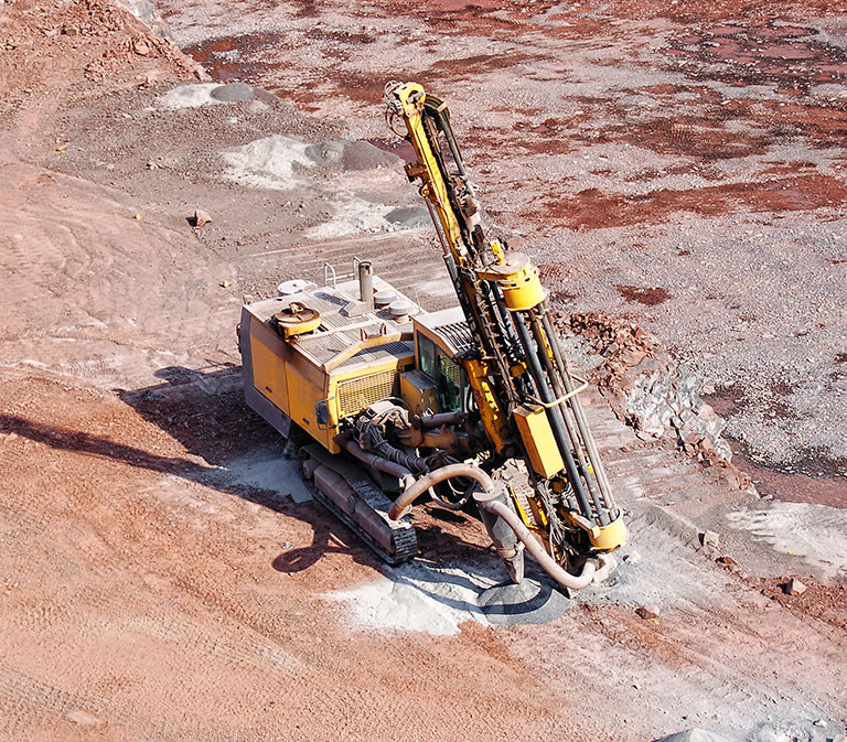 a motorcycle is parked on the side of a dirt field